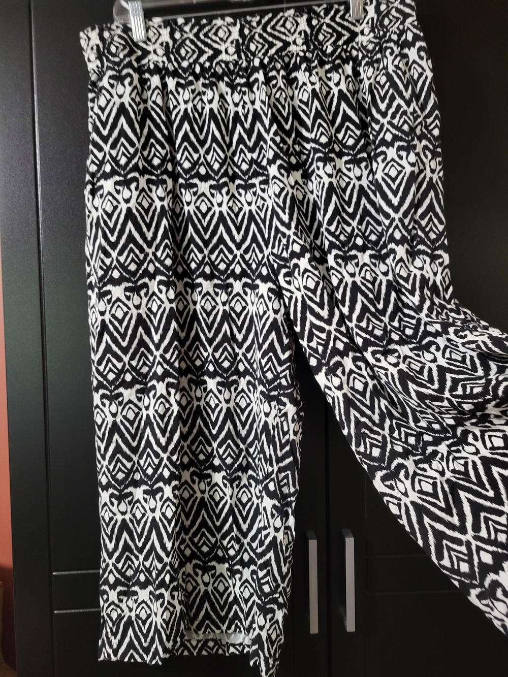 Rose & Olive Black and White Geometric Print Capri Wide Leg Pants